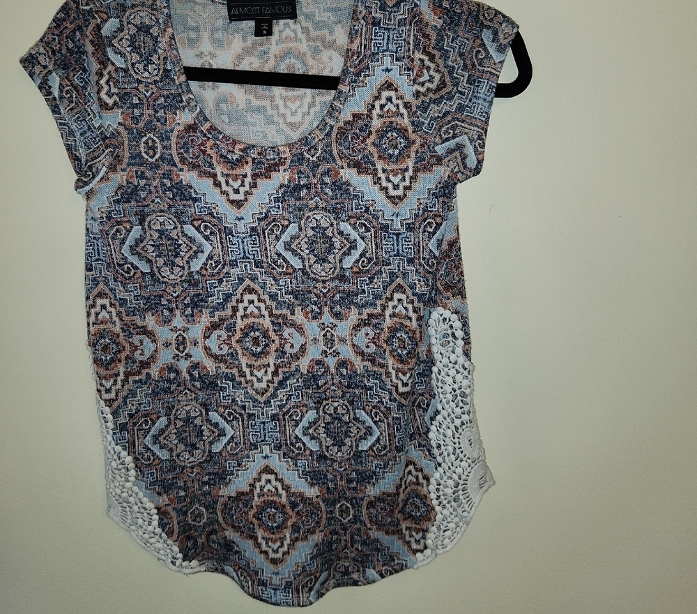 Almost Famous Women's Geometric Short Sleeve Top - Blue and Brown